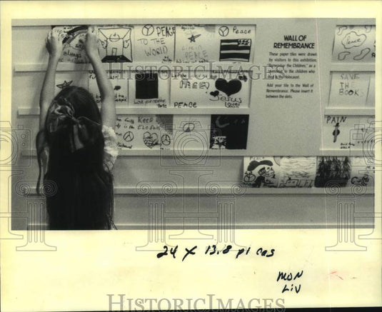 1992 Press Photo Alex Augustin adds her drawing at Daniel's Story exhibit - Historic Images