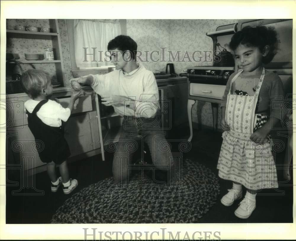 1991 Press Photo Youngsters play in a kitchen at Louisiana Children&#39;s Museum - Historic Images