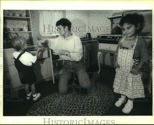 1991 Press Photo Youngsters play in a kitchen at Louisiana Children's Museum - Historic Images