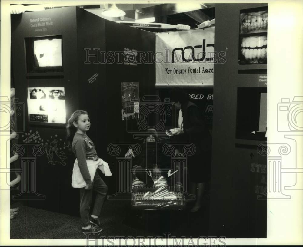 1995 Press Photo Dental health booth at the Louisiana Children&#39;s Museum - Historic Images