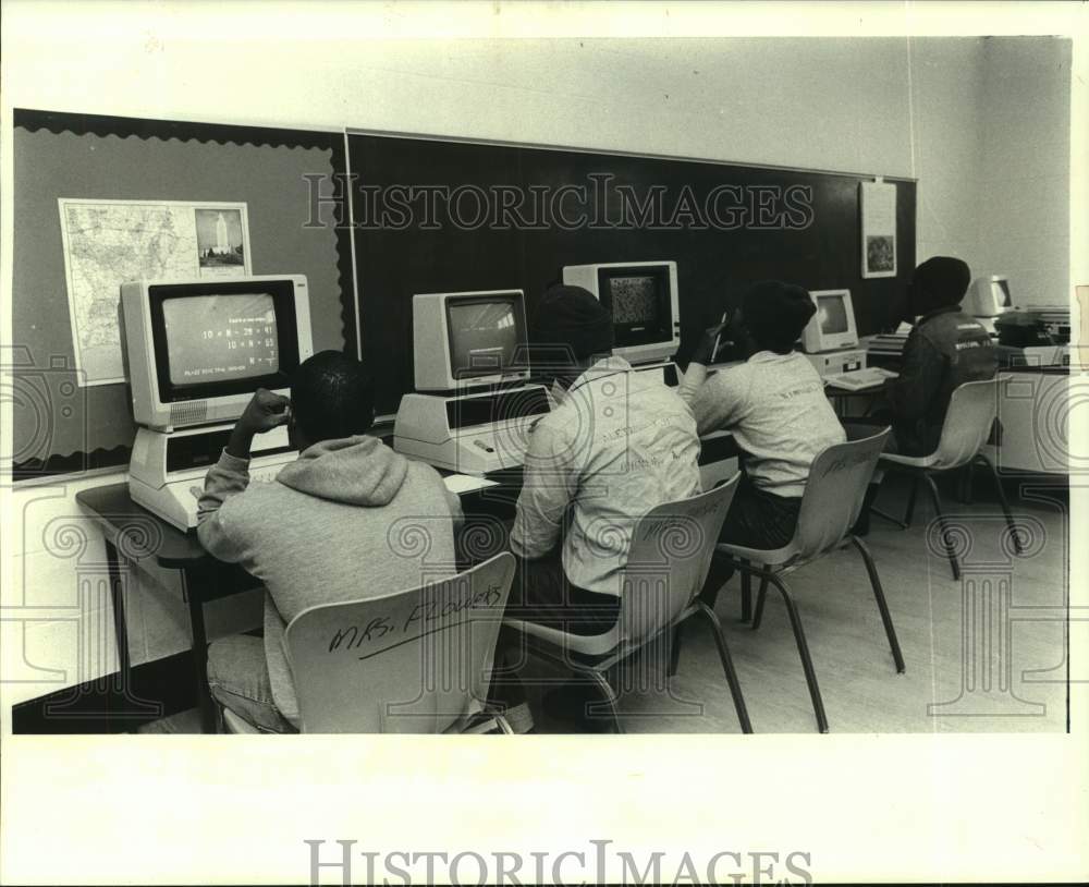 1987 Press Photo Students use computers at Louisiana Correctional School - Historic Images