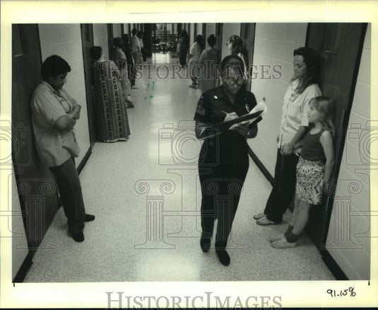 1989 Press Photo Lillian Tarver and daughter Misty during "count" at the prison - Historic Images