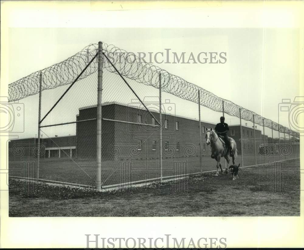 1989 Press Photo Guard checks around Louisiana Correctional Institute for Women - Historic Images