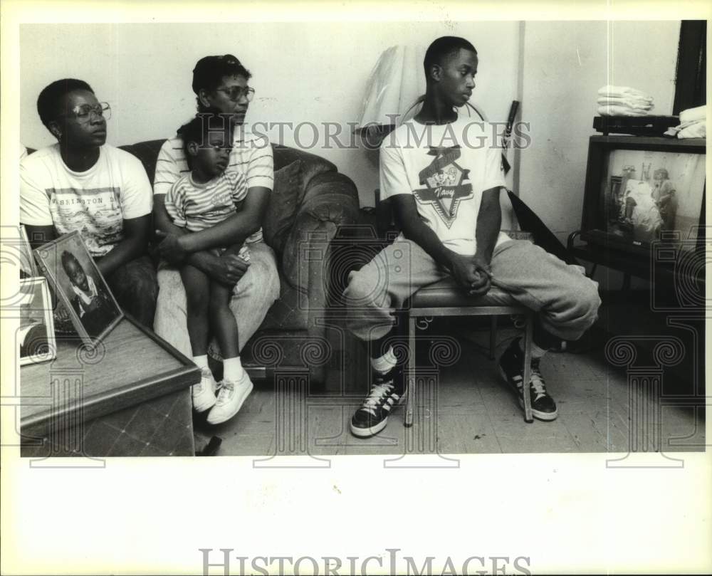 1990 Press Photo Georgia Verrett et al watch drug prevention program broadcast - Historic Images