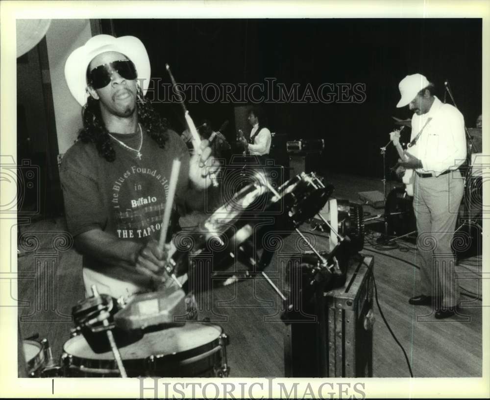 1995 Press Photo Rockin&#39; Dupsie, Jr. performs at Louisiana Crawfish Festival - Historic Images