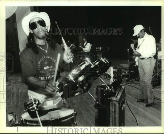 1995 Press Photo Rockin' Dupsie, Jr. performs at Louisiana Crawfish Festival - Historic Images