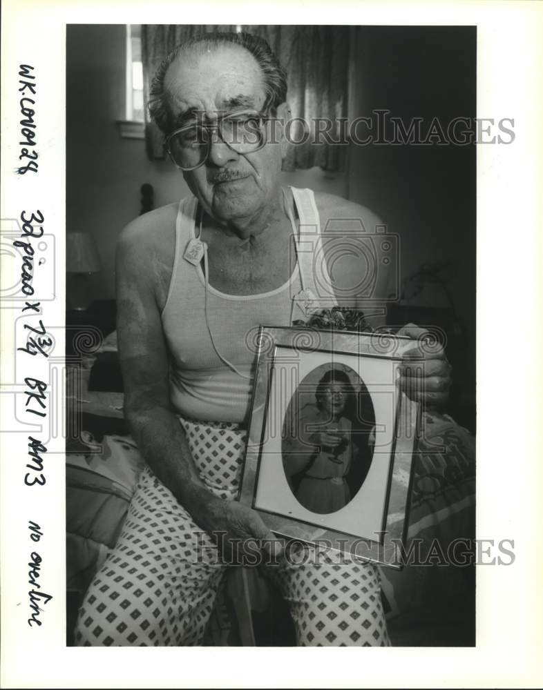 1991 Press Photo Vincent Lovoi holding a portrait of his late wife Alice - Historic Images