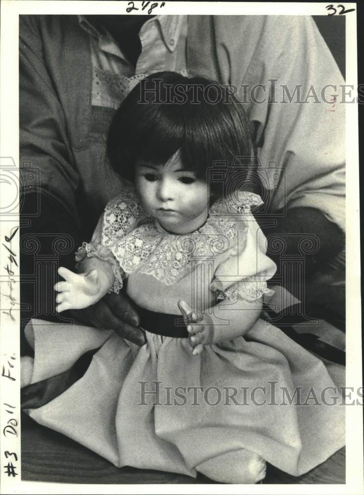 1980 Press Photo Sue Low, restorer and collector of antique dolls - nob57645-Historic Images