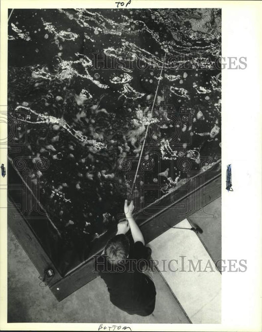 1995 Press Photo John Wayne tries fishing during Louisiana Sportsmen's Show - Historic Images