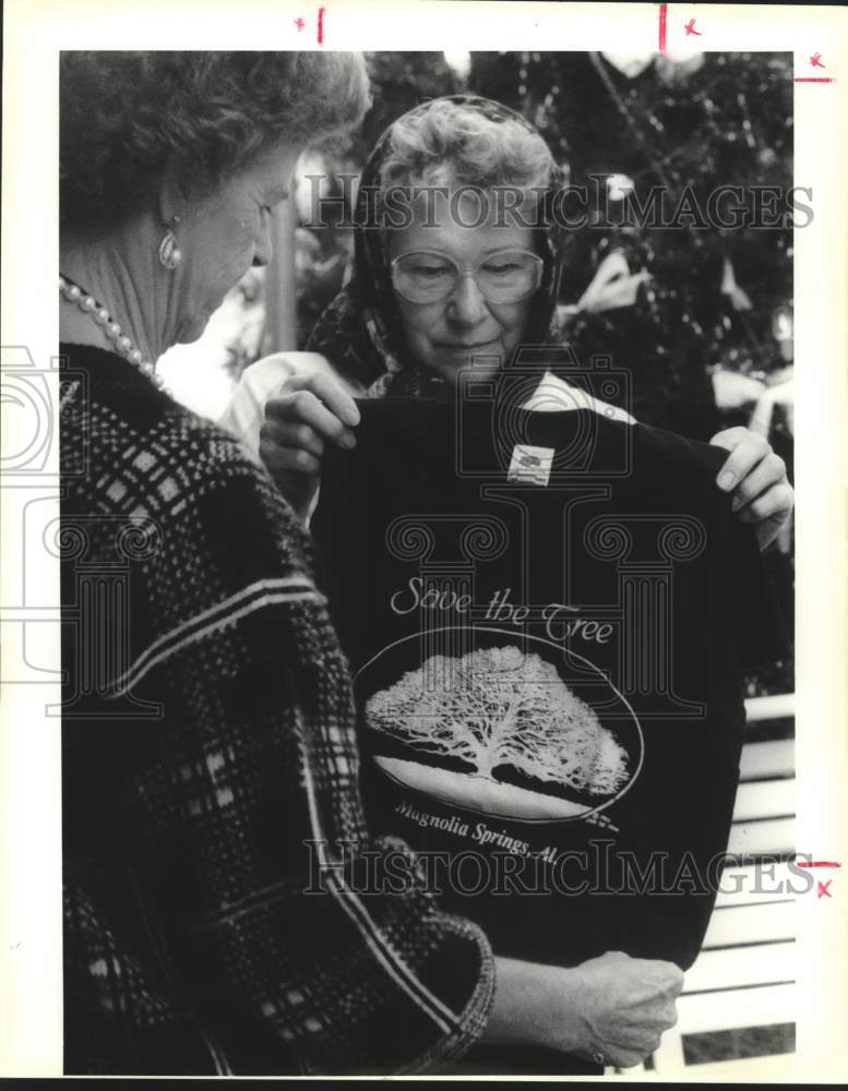 1990 Press Photo Ella Dyer and Betty VanBruggen- Save The Oak Tree on Magnolia - Historic Images