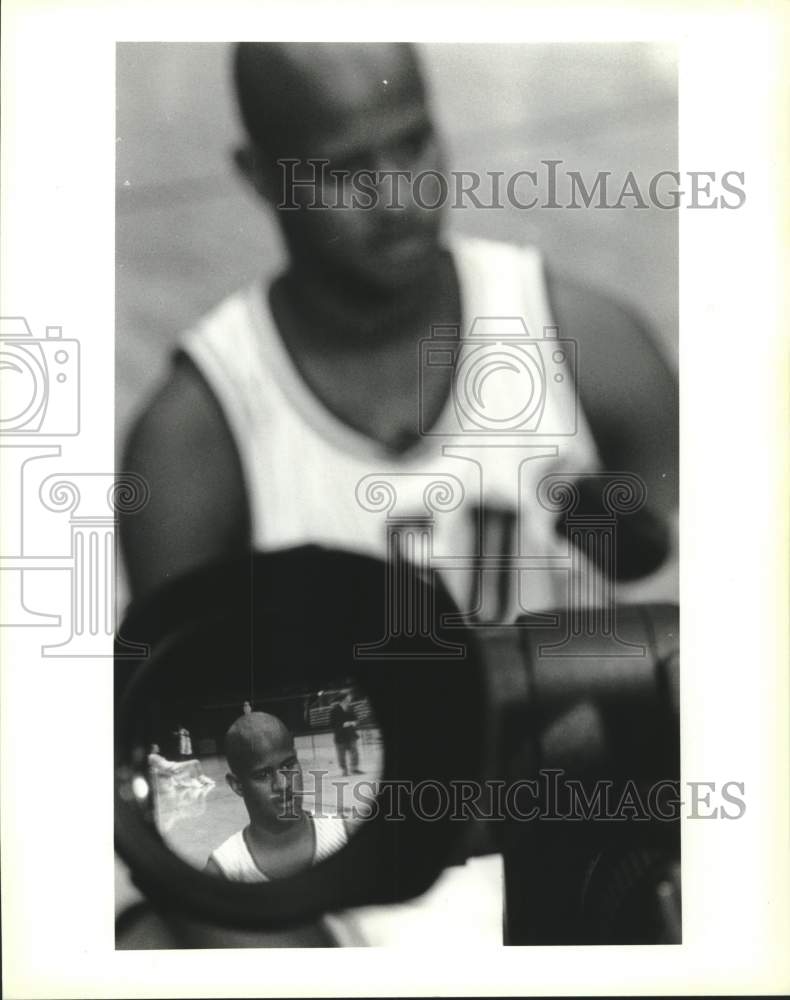 1995 Press Photo Basketball - Randy Livingston responds to questions from a crew - Historic Images