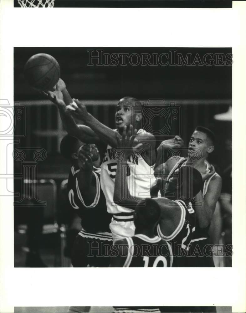 1991 Press Photo Newman&#39;s Randy Livingston drives against Forest City defenders - Historic Images