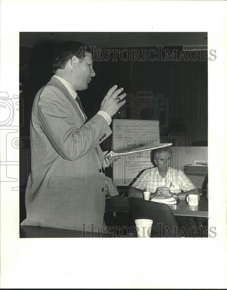 1988 Press Photo Doug Levet teaches exercise design course to emergency respoder - Historic Images