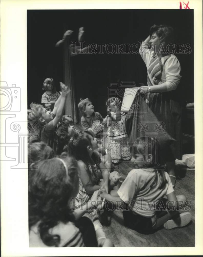 1989 Press Photo Kay McKey with children participating in storytelling workshop - Historic Images