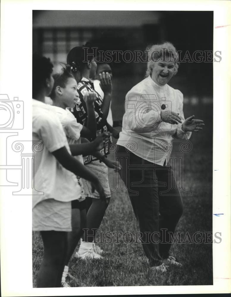 1990 Press Photo Dolores Libby with her students at Julius Rosenwald Elementary - Historic Images