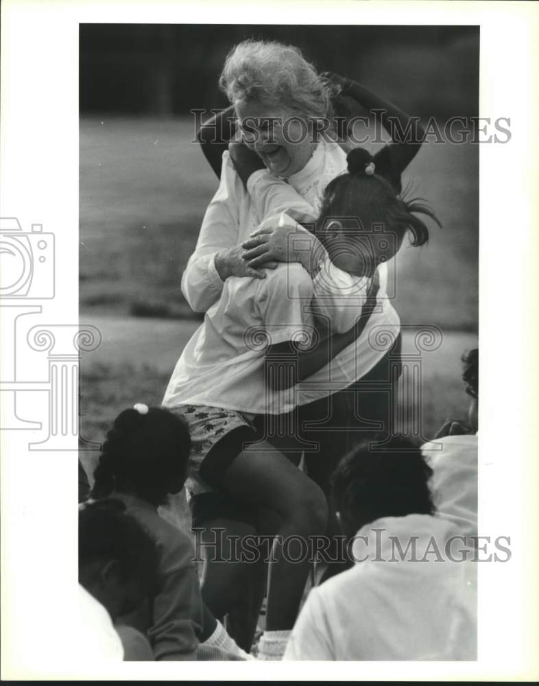 1990 Press Photo Dolores Libby hugs Julius Rosenwald student Lashawn Tibbet - Historic Images