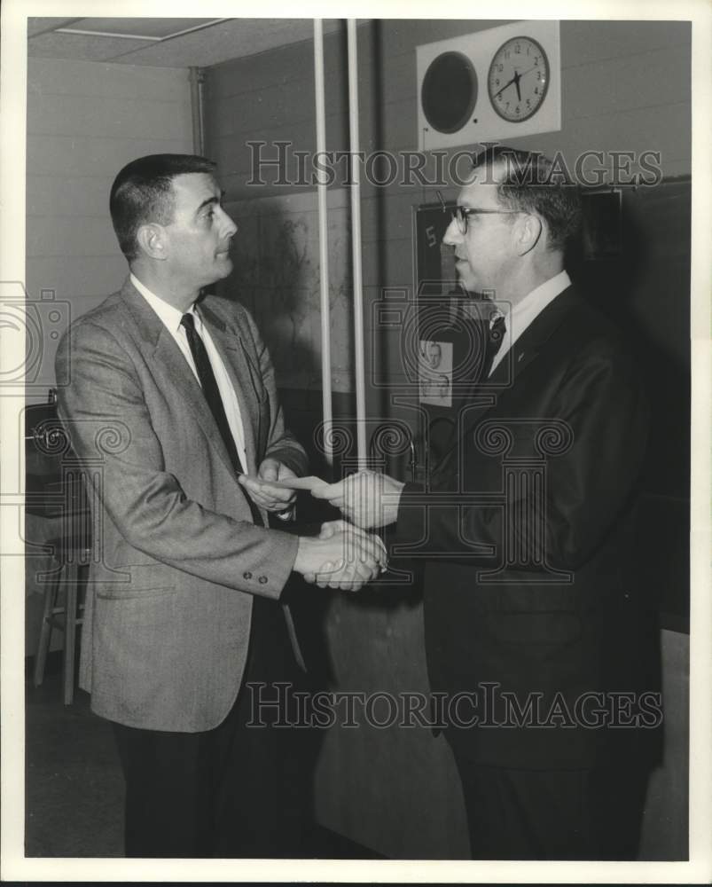 1970 Press Photo Floyd W. Lewis presents a check to Dr. Ed Steele of LSU - Historic Images