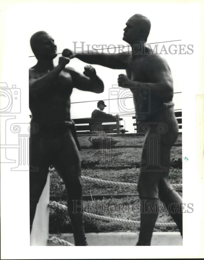 1990 Press Photo Bill Lewis, Jr., Kenner, sits on the levee in Rivertown reading - Historic Images