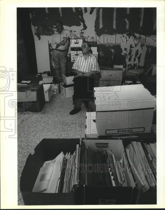 1994 Press Photo Robert Liljeberg & his brother John in a room full of records - Historic Images