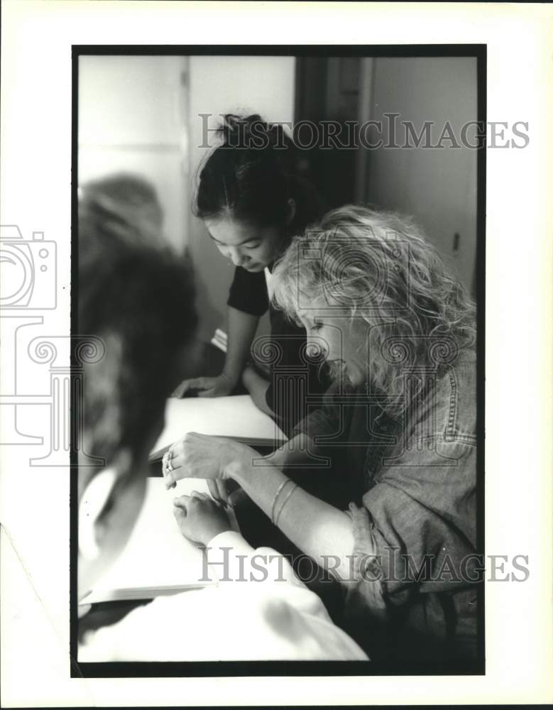 1995 Press Photo Naoko Yoshino with Eric Mills at The Lighthouse For the Blind - Historic Images