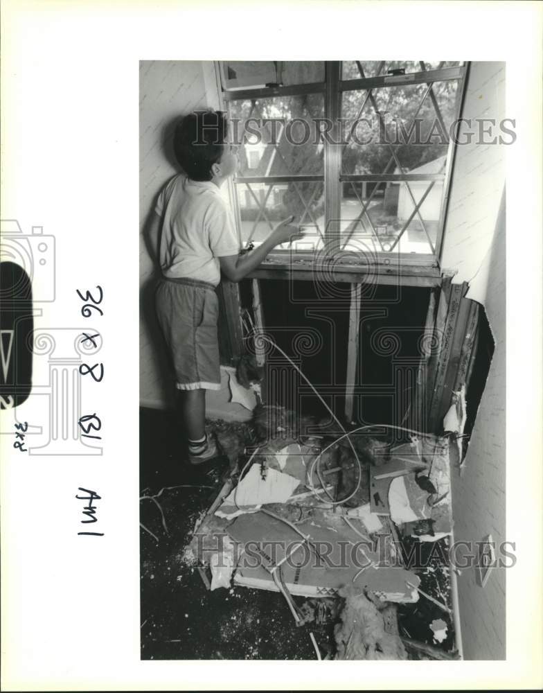 1990 Press Photo Ben Nolan looks over lightning damage in his house - Historic Images