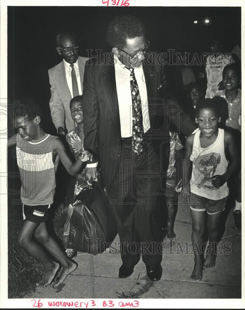 1987 Press Photo Rev Joseph Lowry with young residents of Desire Housing Project - Historic Images