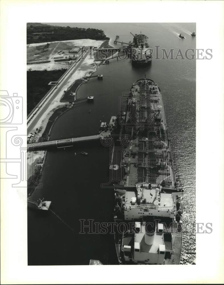 1995 Press Photo Lightering vessels at Chevron terminal oil refinery - Historic Images