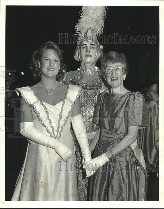 1988 Press Photo Allison Lewis with mother Diana Lewis at Atlanteans Ball - Historic Images