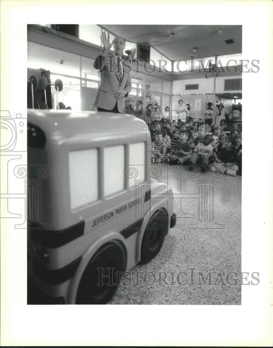 1993 Press Photo Sal LaRocca with "Little Jeff" the remote control bus at school - Historic Images