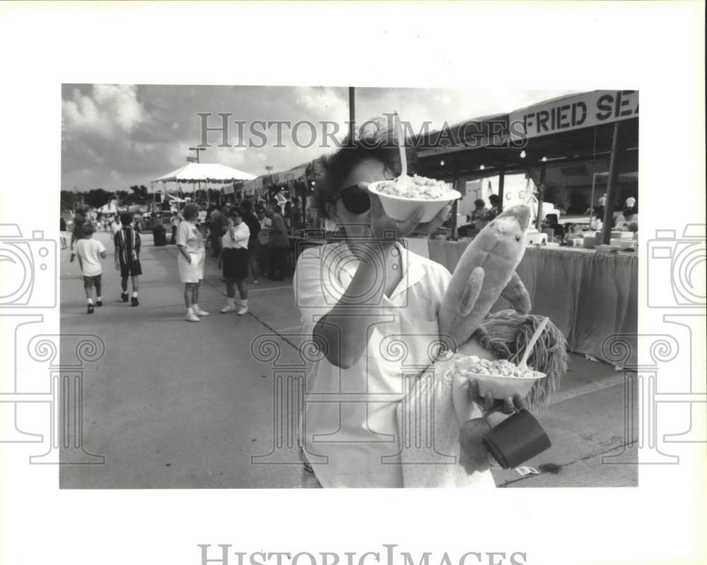 1993 Press Photo Penny Loar with trappings of the Louisiana Shrimp Festival - Historic Images