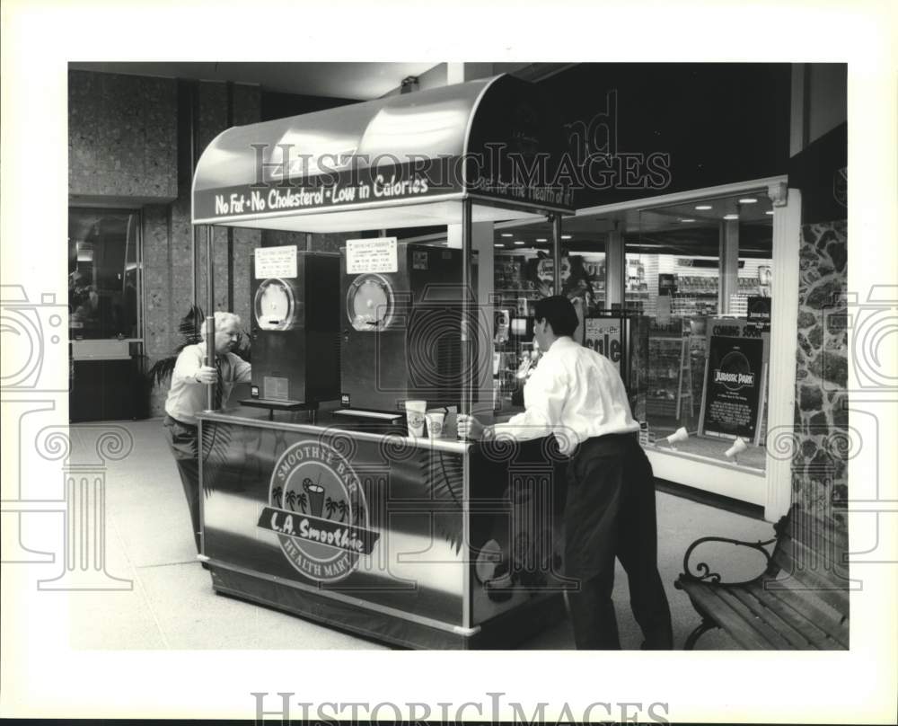 1994 Press Photo Stan Middleto and Al Gardes move L.A. Smoothie cart - Historic Images