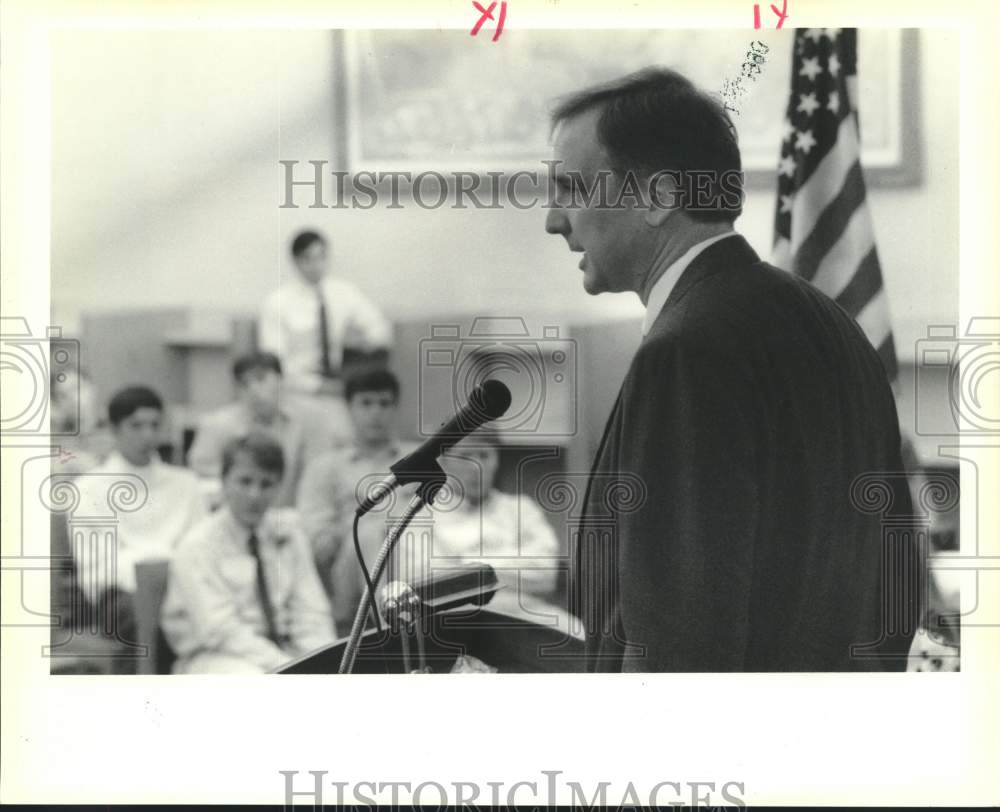 1990 Press Photo Robert Livingston during Forum held at Mandeville High School - Historic Images