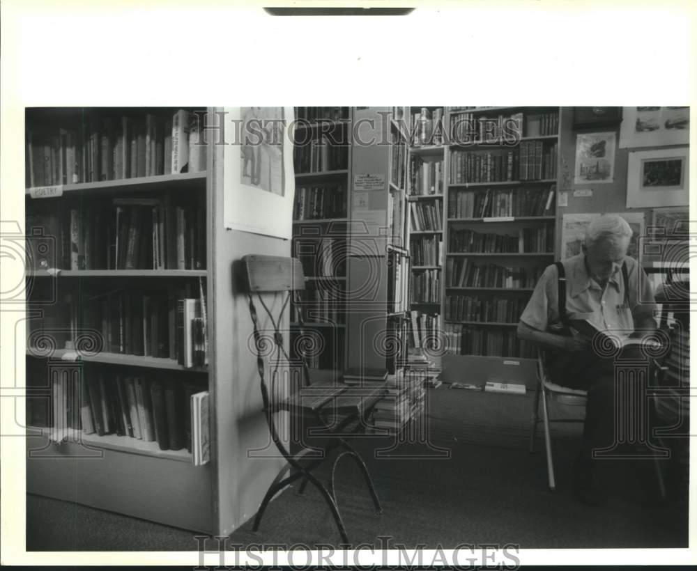 1991 Press Photo Fred Bledsoe, employee of  the Librairie Bookshop in Quarter - Historic Images