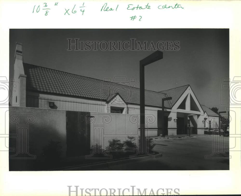 1989 Press Photo Parking lot facade with entry- Old Metairie Branch Library - Historic Images