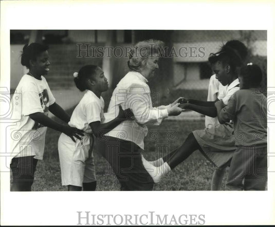 1990 Press Photo Dolores Libby, Cheerleading class- Julius Rosenwald Elementary - Historic Images