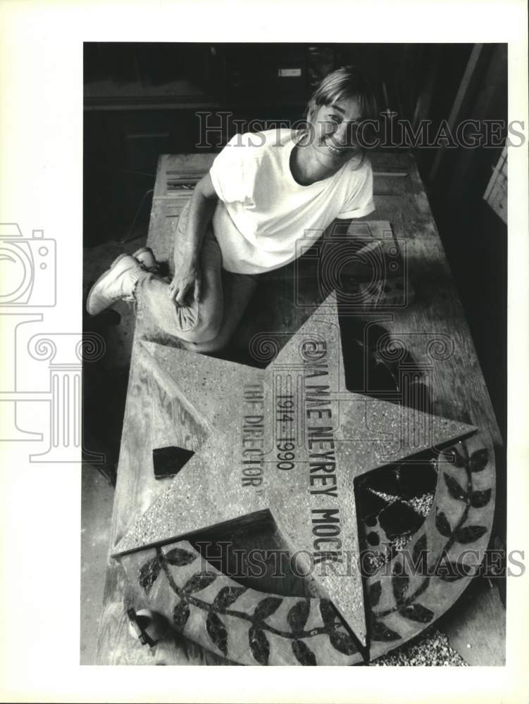 1992 Press Photo Elizabeth Leyh with a mosaic memorial for Edna Mae Neyrey Mock - Historic Images