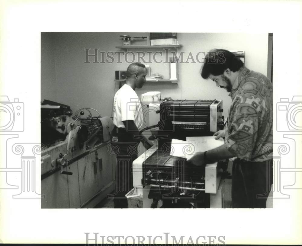 1994 Press Photo Glenn Lewis &amp; print shop manager Luis Rivera at Teen Challenge - Historic Images