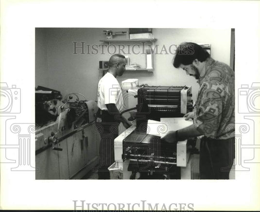 1994 Press Photo Glenn Lewis & print shop manager Luis Rivera at Teen Challenge - Historic Images
