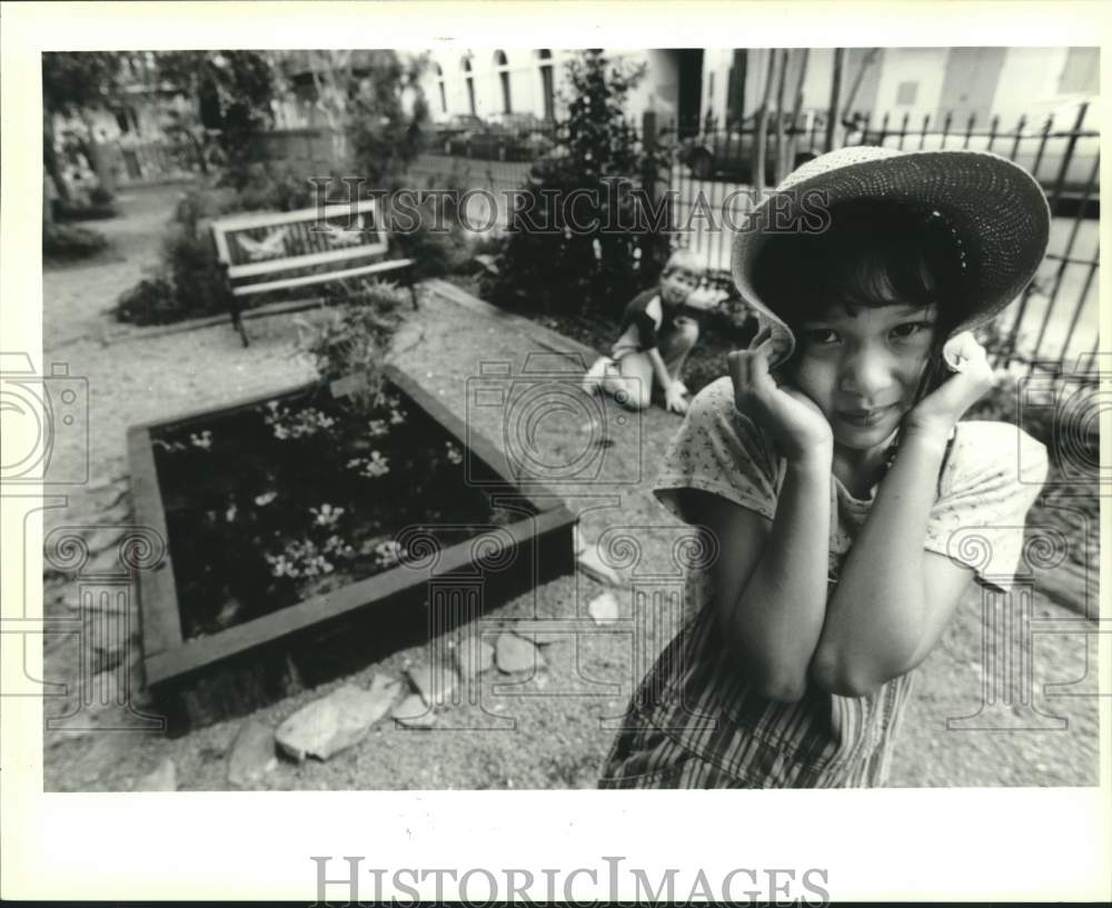 1995 Press Photo Sophie Haraeayashi wanders through garden at McDonogh 15 School - Historic Images