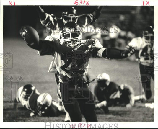 1986 Press Photo McDonogh 35 linebacker Edwin Holmes makes touchdown - Historic Images