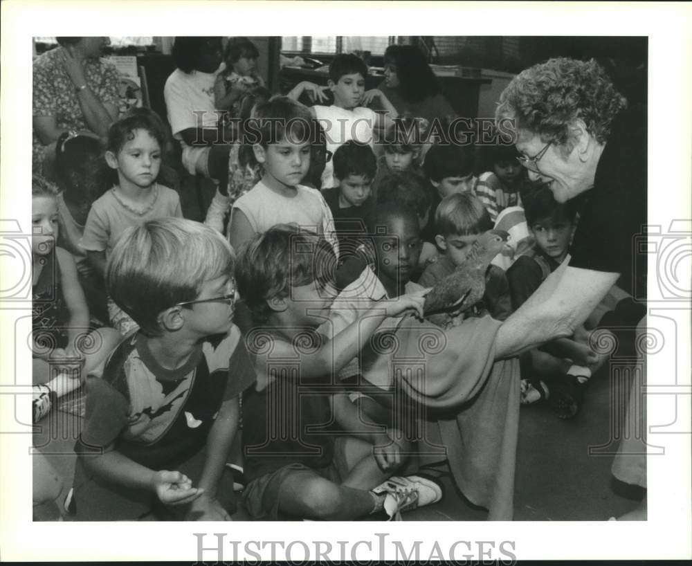 1995 Press Photo Gauthier School students pet the parrot of Sophamae Landry - Historic Images