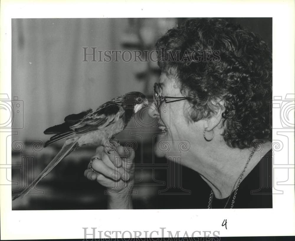 1995 Press Photo Sophame Landry gets kiss from Australian Rozella parakeet Joker - Historic Images