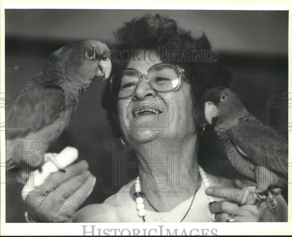 1991 Press Photo Sophomae Dean Landry with two of her parrots on Tonight Show - Historic Images