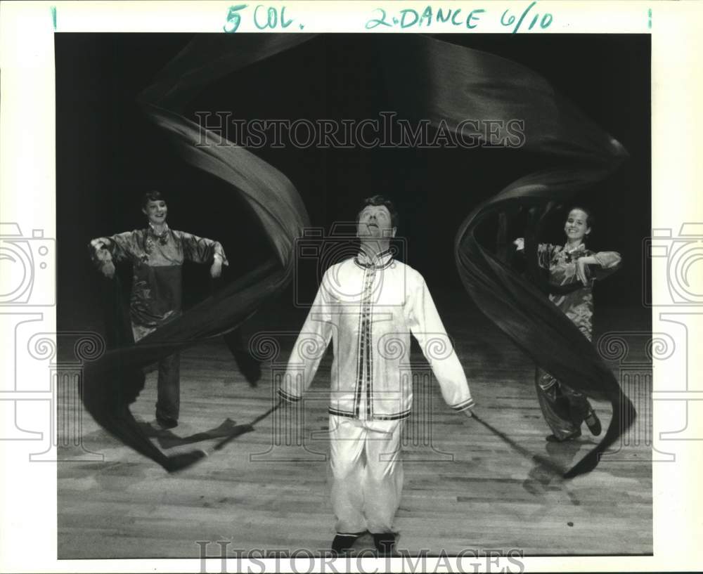 1995 Press Photo Komenka Dance Ensemble rehearsal at Loyola - Historic Images