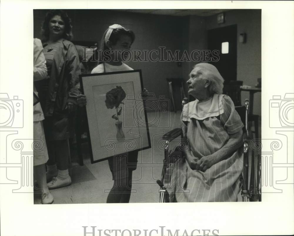 1990 Press Photo Kristine Kelly presents framed artwork to Doris Lauland. - Historic Images