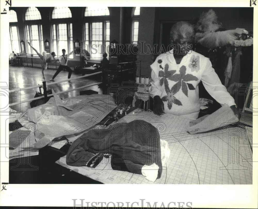 1990 Press Photo Seamstress Bernice Lewis works on costumes for The Nutcracker - Historic Images