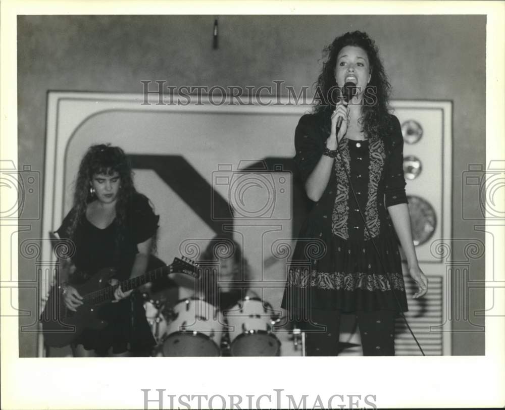 1990 Press Photo Cher Levis sings &quot;Eternal Flame&quot; at Northshore High School - Historic Images