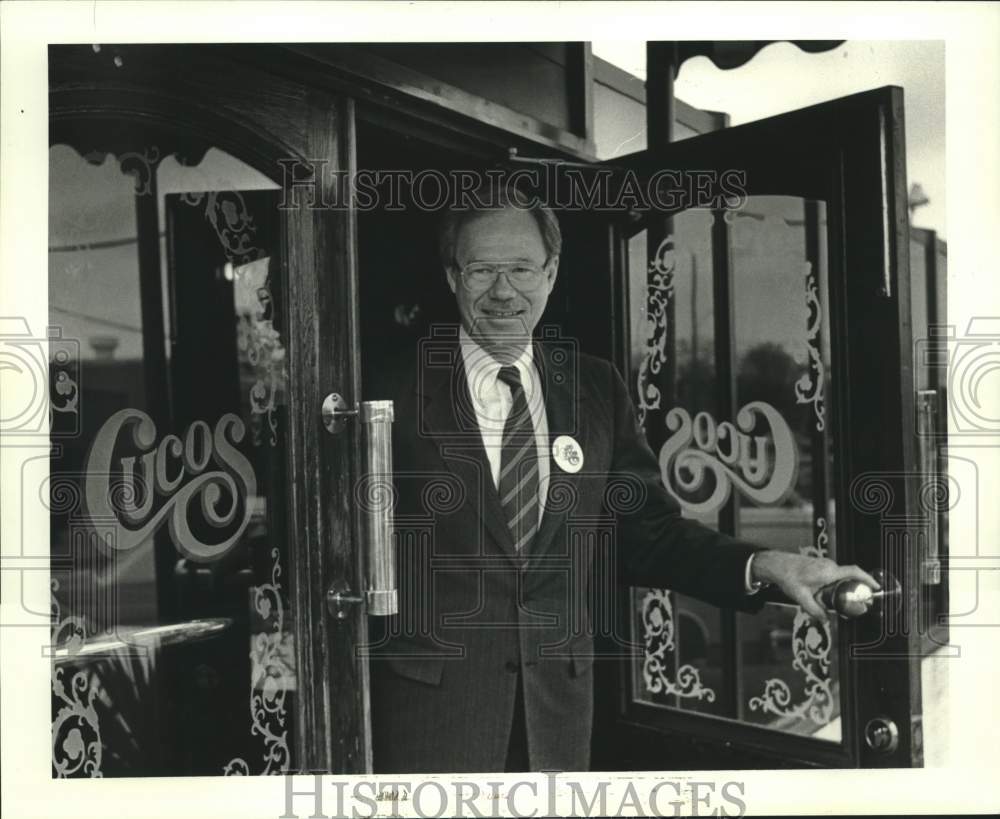 1987 Press Photo Restauranteur Vincent J. Liuzza Jr. In Doorway Of Cuco&#39;s - Historic Images