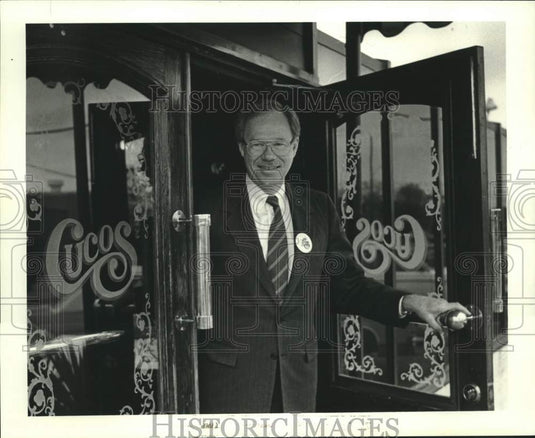 1987 Press Photo Restauranteur Vincent J. Liuzza Jr. In Doorway Of Cuco's - Historic Images