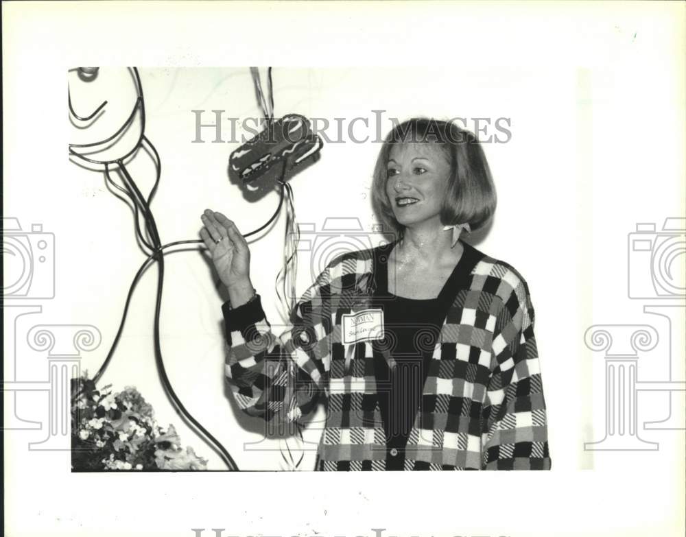 1992 Press Photo Sheri Levine At &quot;Burgers With The Burgers&quot; Benefit For School - Historic Images